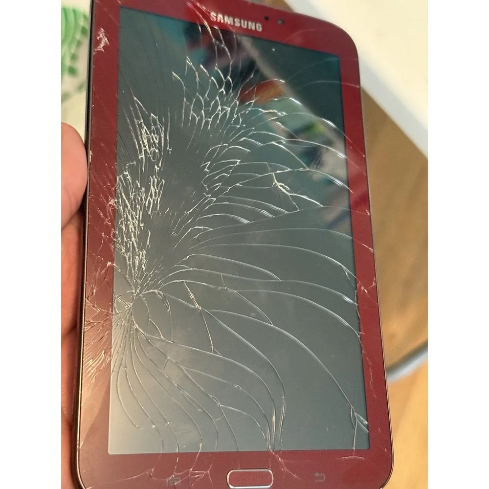 Samsung Galaxy Tab 3 SM-T210R 8GB, Wi-Fi, 7in - Red , ( No Power) Crack Screen